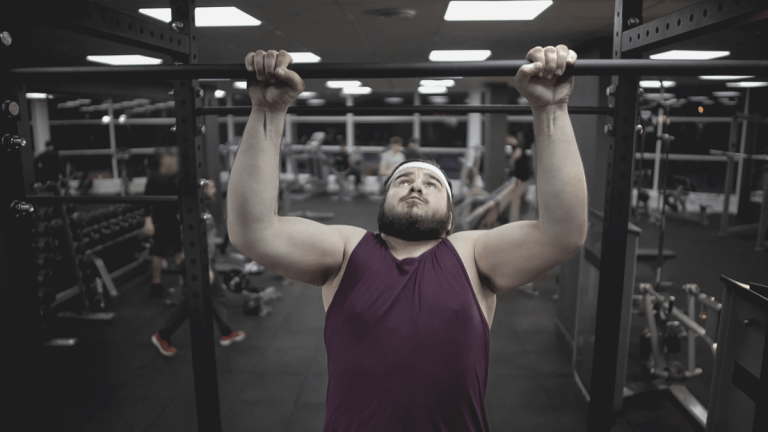 Beginner in the gym trying to do his first pull up