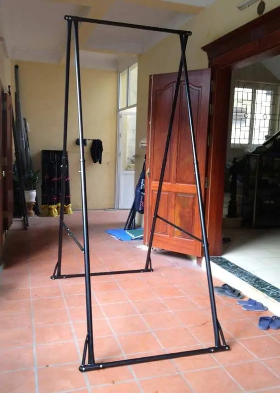 Foldable pull-up bar in ante-room